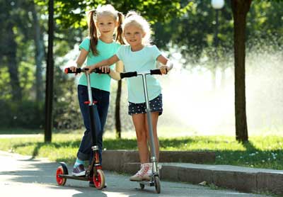 Kinderschreibtisch - Bewegung auf Kinderroller zum Ausgleich