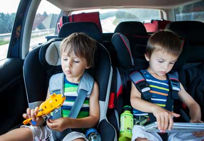 Kinderschreibtisch - auch im Kindersitz im Auto malen Kinder gerne