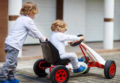 Ausgleich zum Sitzen am Kinderschreibtisch - fahren im Kinderauto